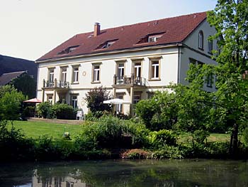 Die R&uuml;ckseite mit Garten und Teich